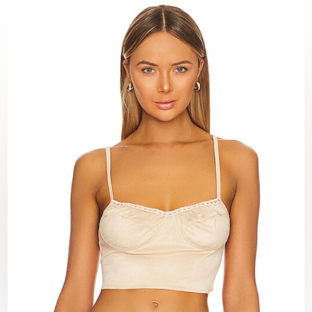 Boys lie bustier in champagne